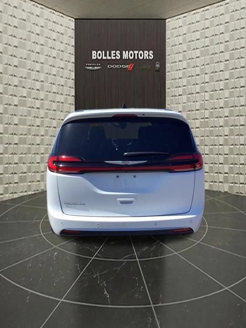 Certified 2025 Chrysler Pacifica Select FWD image 6