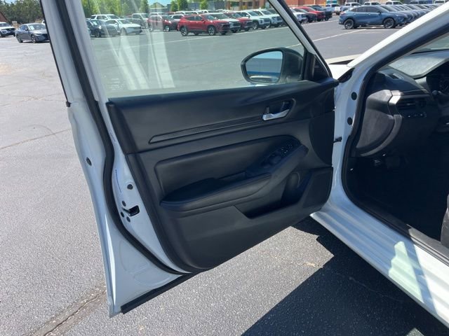 Used 2025 Nissan Altima 2.5 SV FWD image 5