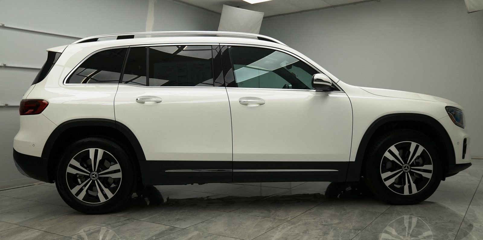 Used 2025 Mercedes-Benz GLB 250 4MATIC image 8