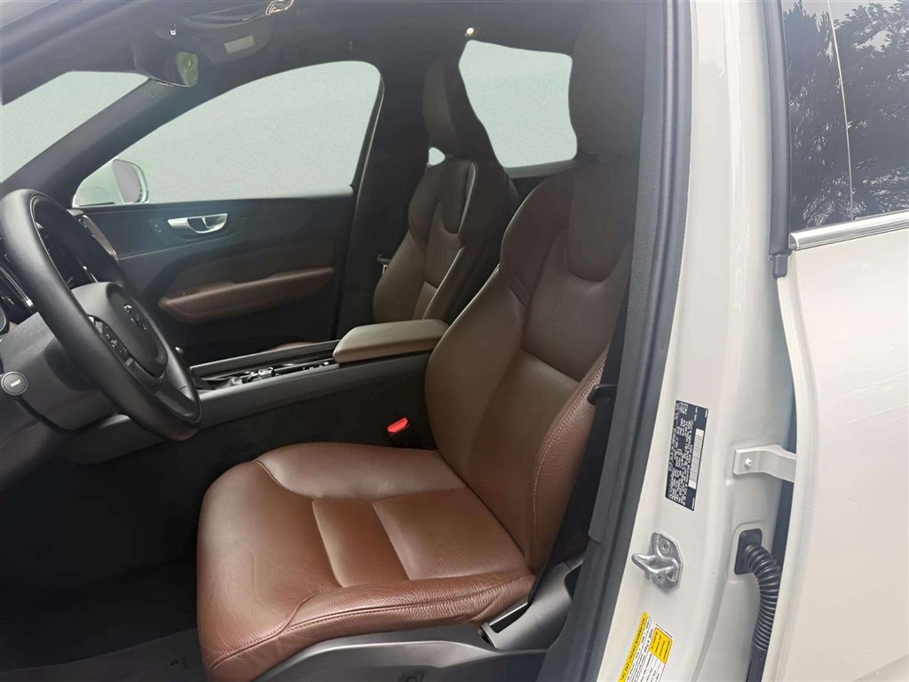 Used 2021 Volvo XC60 T5 Momentum w/ Premium Package AWD/4WD image 12