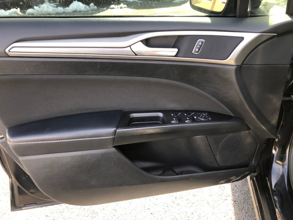 Used 2017 Ford Fusion SE image 16