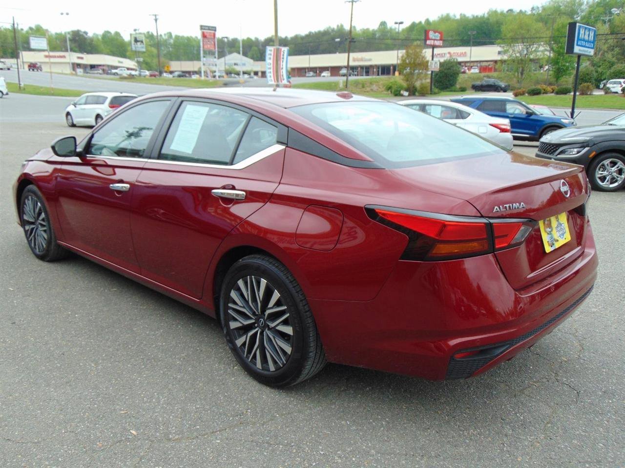 Used 2024 Nissan Altima 2.5 SV FWD image 7