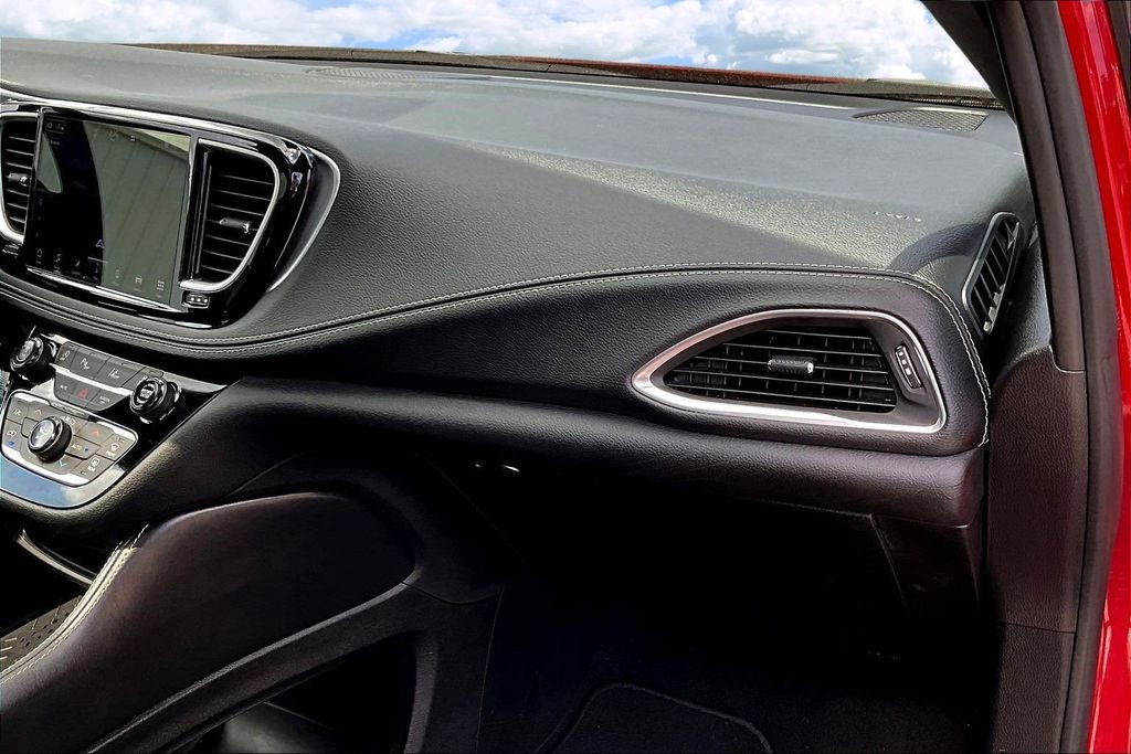 Used 2025 Chrysler Pacifica Limited image 29