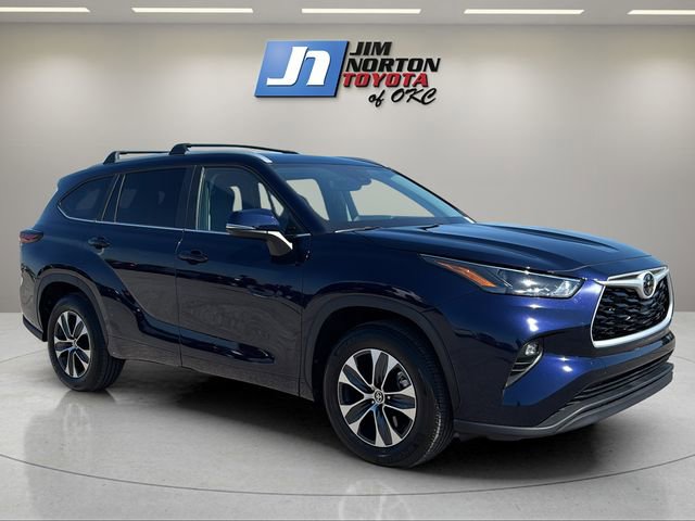 Used 2025 Toyota Highlander XLE FWD image 3