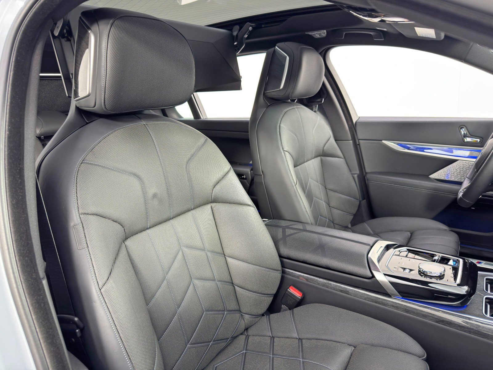 Used 2023 BMW i7 xDrive60 w/ Executive Package 2 image 52