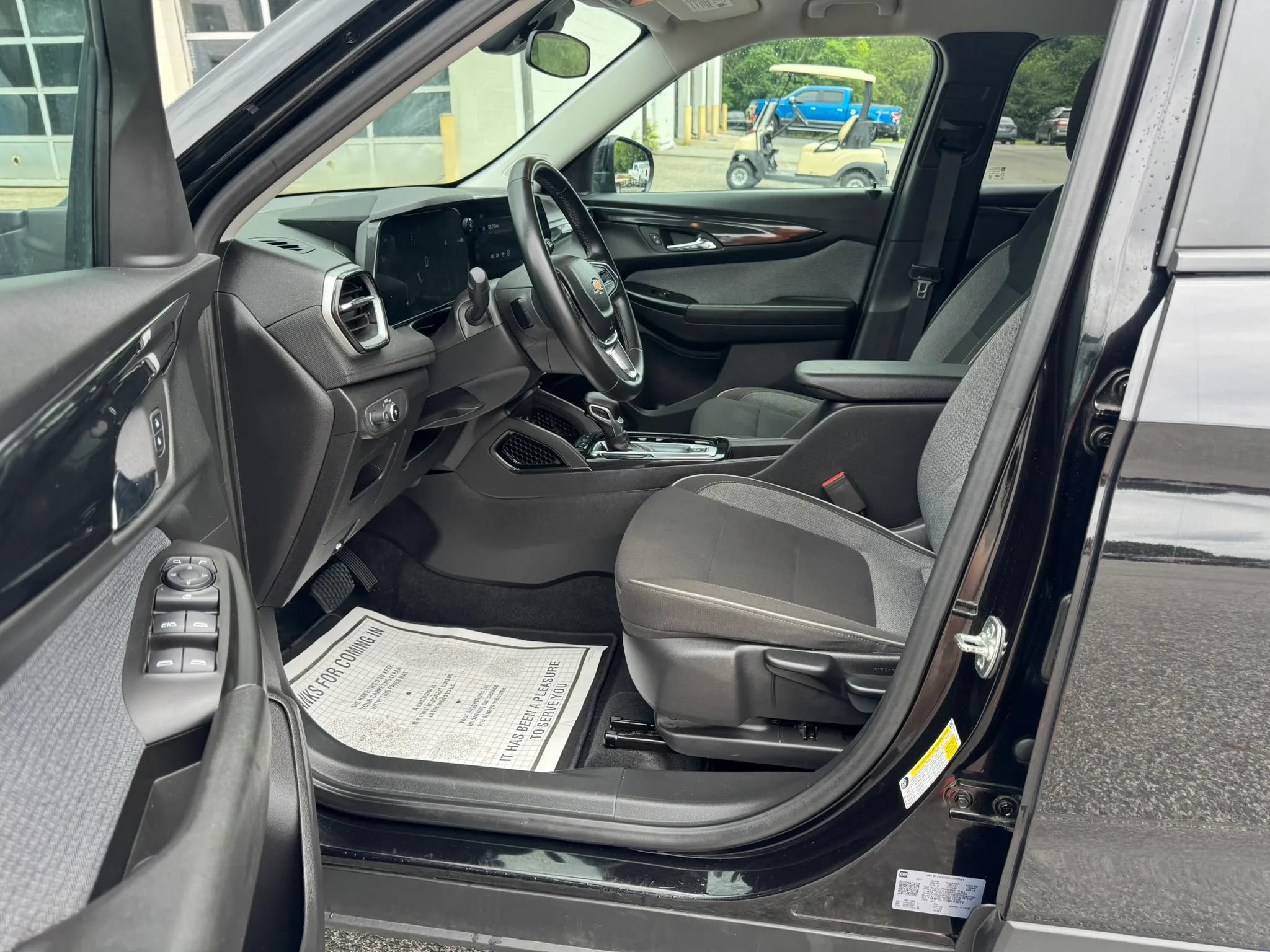 Used 2025 Chevrolet TrailBlazer LT w/ LT Cold Weather Package FWD image 19