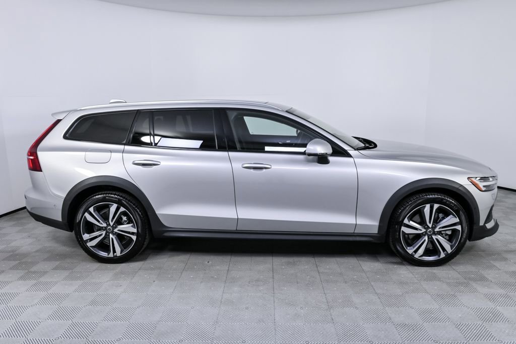 Certified 2025 Volvo V60 B5 Cross Country Plus image 28