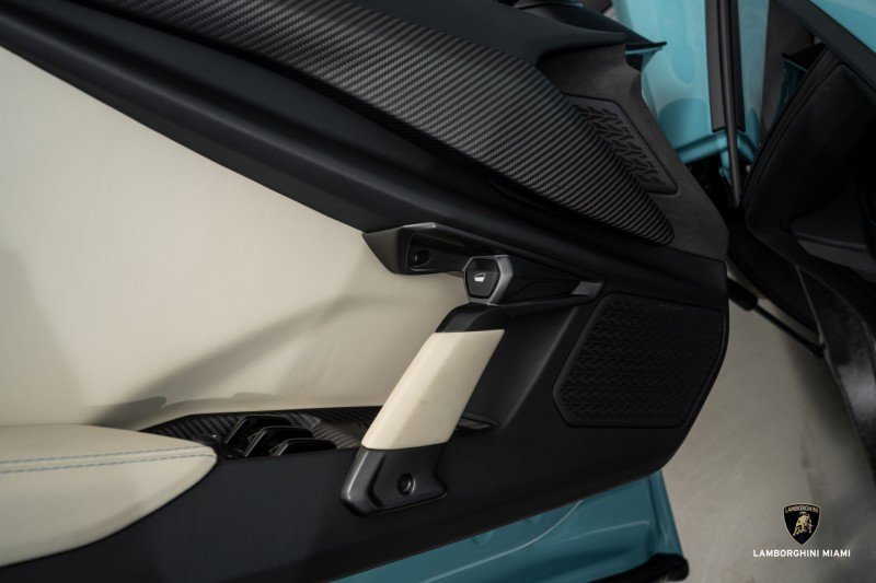 Used 2025 Lamborghini Revuelto image 38