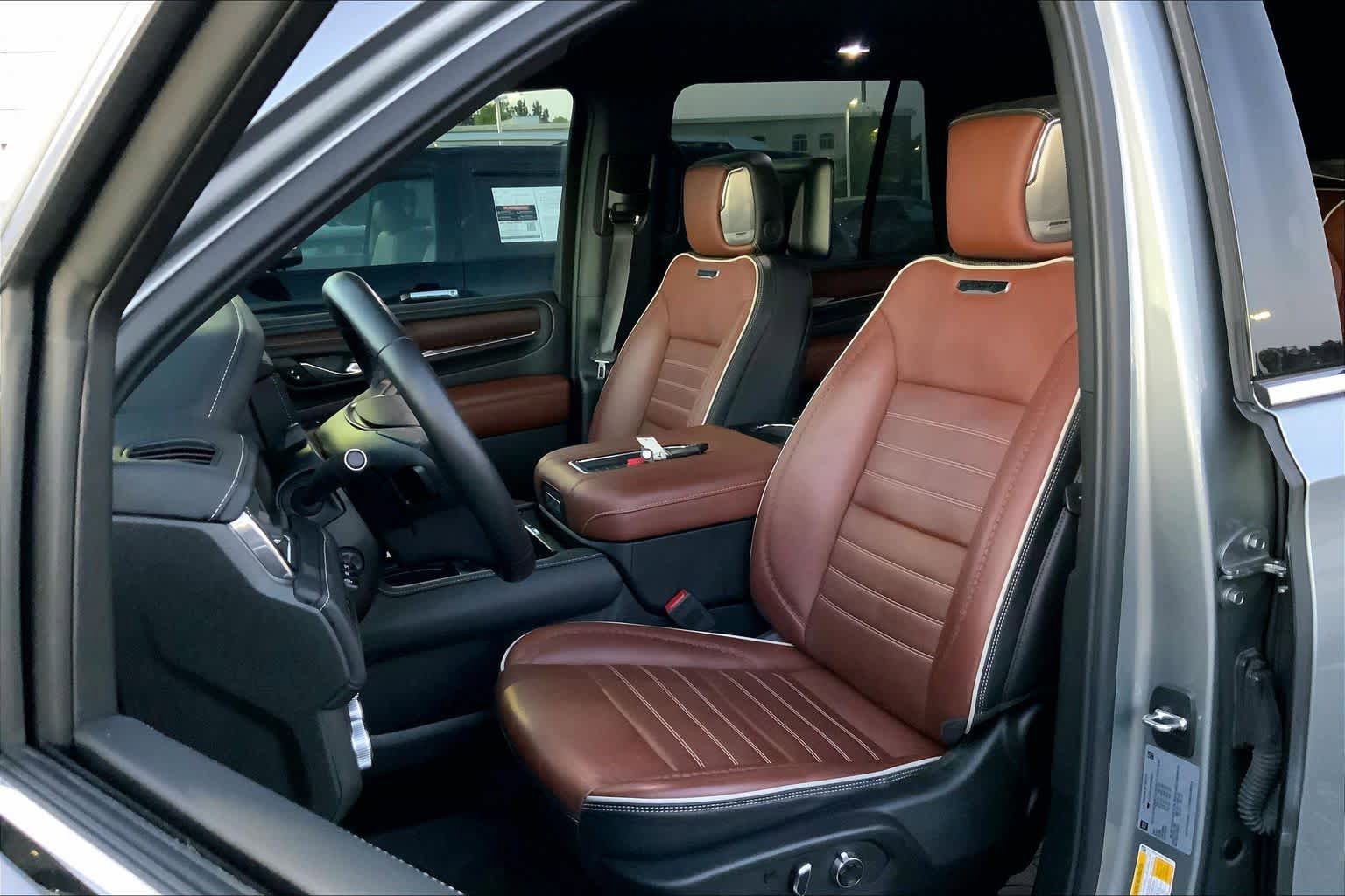 Used 2023 GMC Yukon Denali Ultimate AWD/4WD image 8