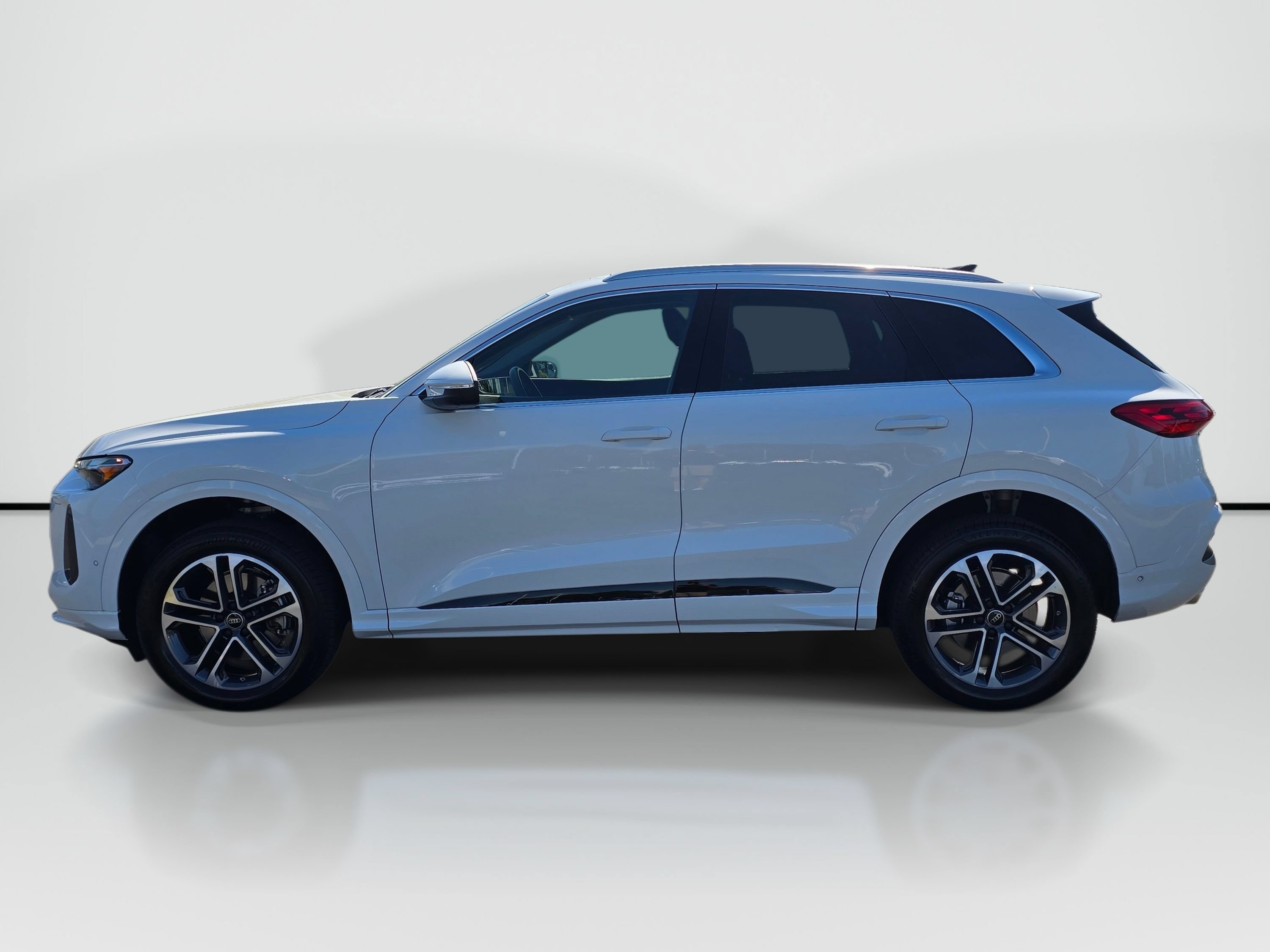 Certified 2025 Audi Q5 Premium w/ Convenience Package AWD/4WD image 2