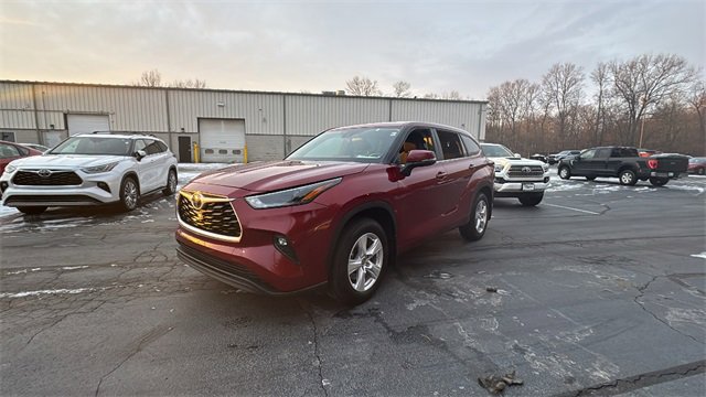 Used 2024 Toyota Highlander LE image 2