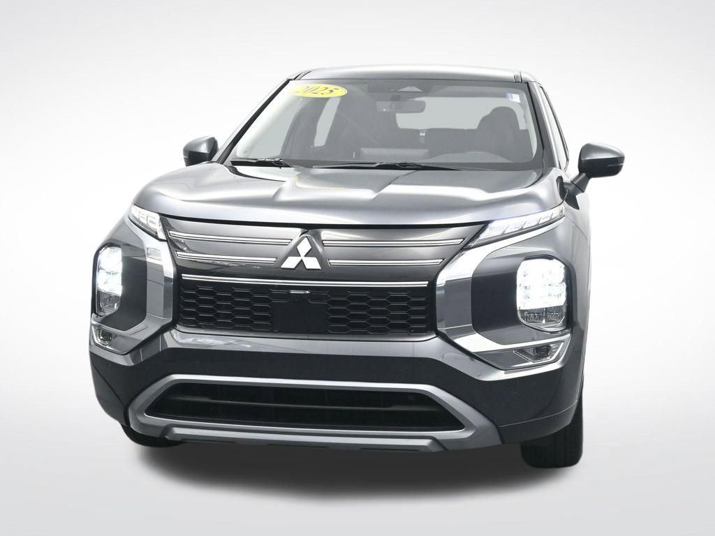 Used 2025 Mitsubishi Outlander SE image 2