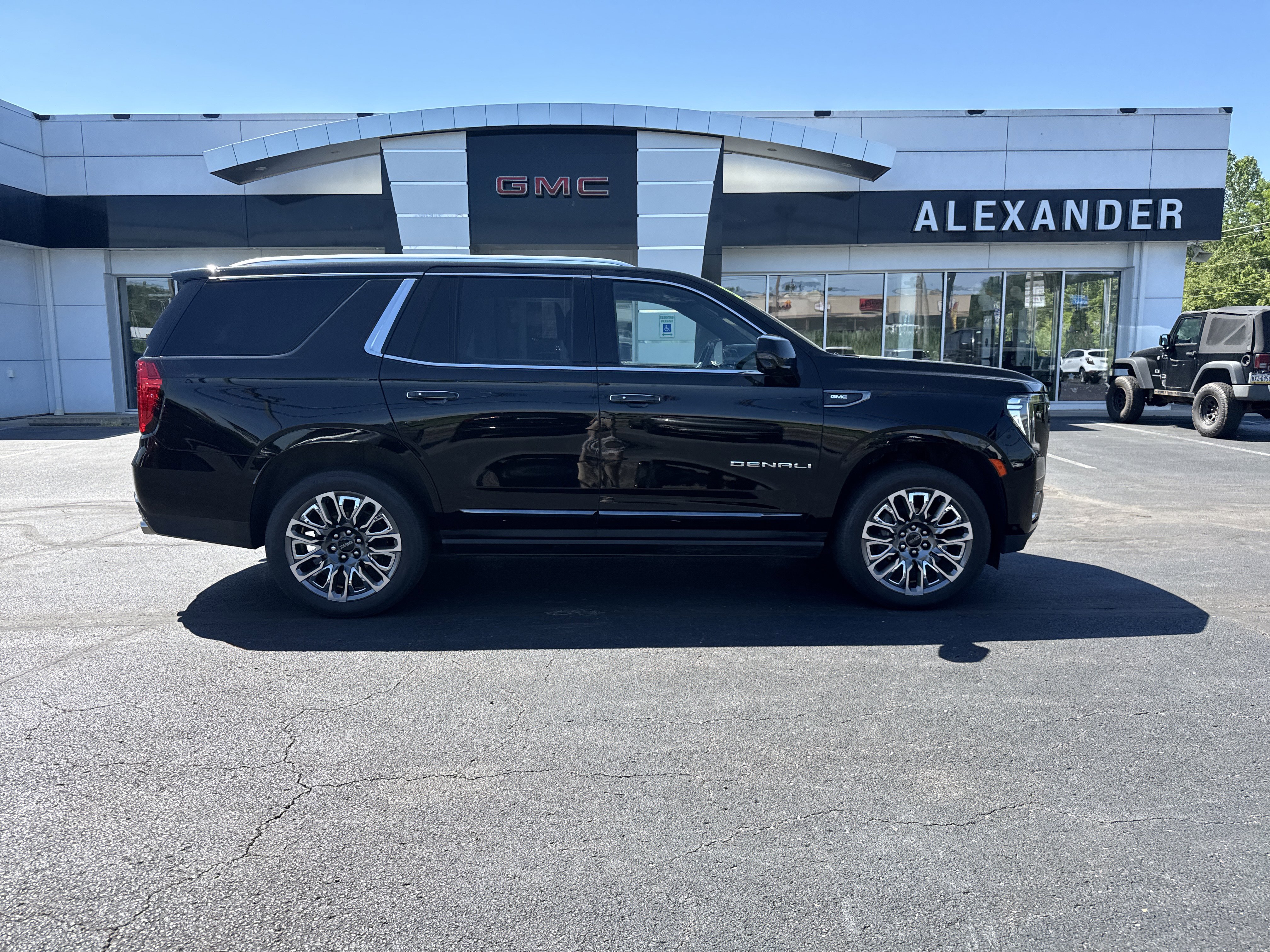 Used 2023 GMC Yukon Denali Ultimate AWD/4WD image 1