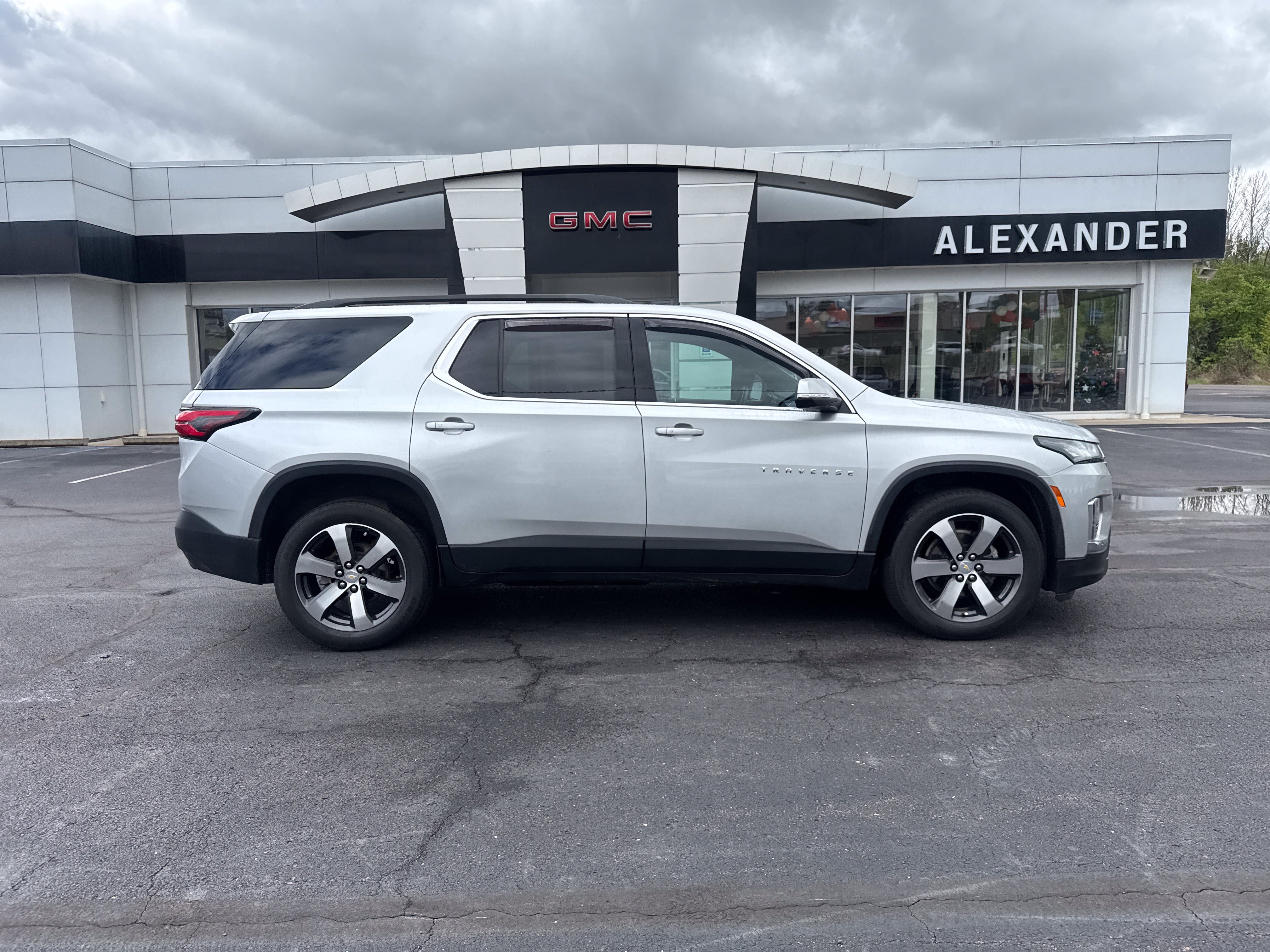 Used 2022 Chevrolet Traverse LT w/ LT Premium Package AWD/4WD image 2
