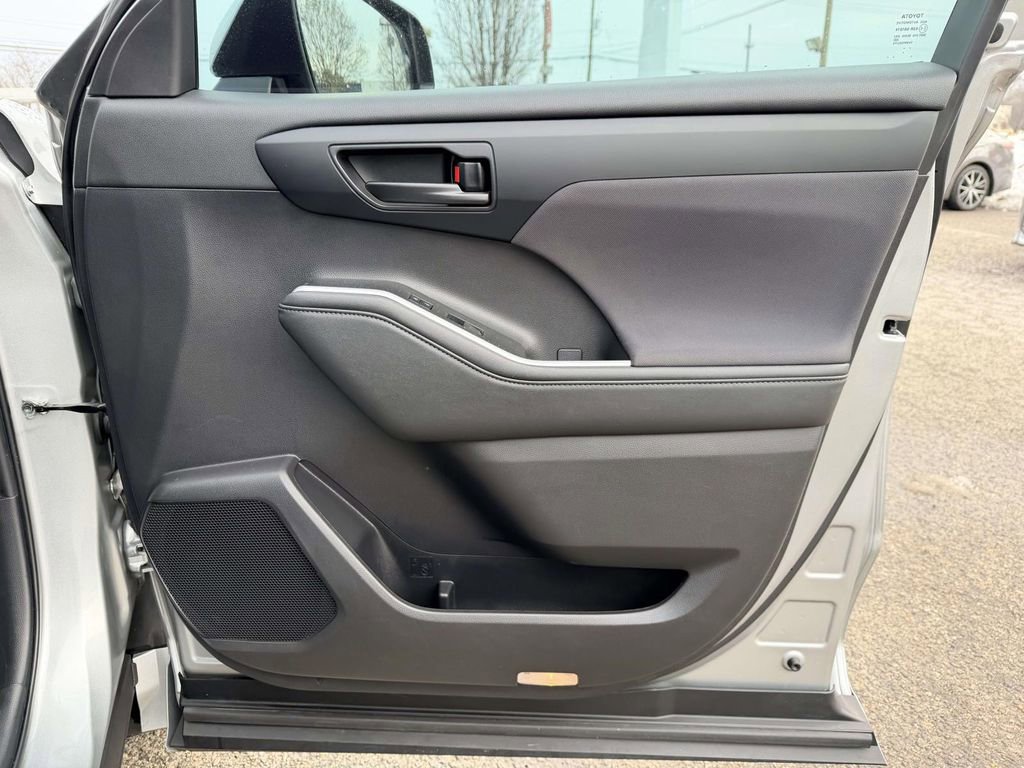 Certified 2023 Toyota Highlander LE image 11