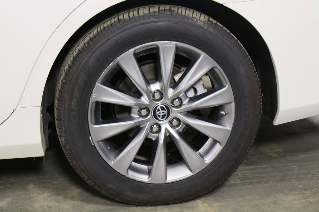 Used 2015 Toyota Camry XLE w/ Moonroof Package image 39