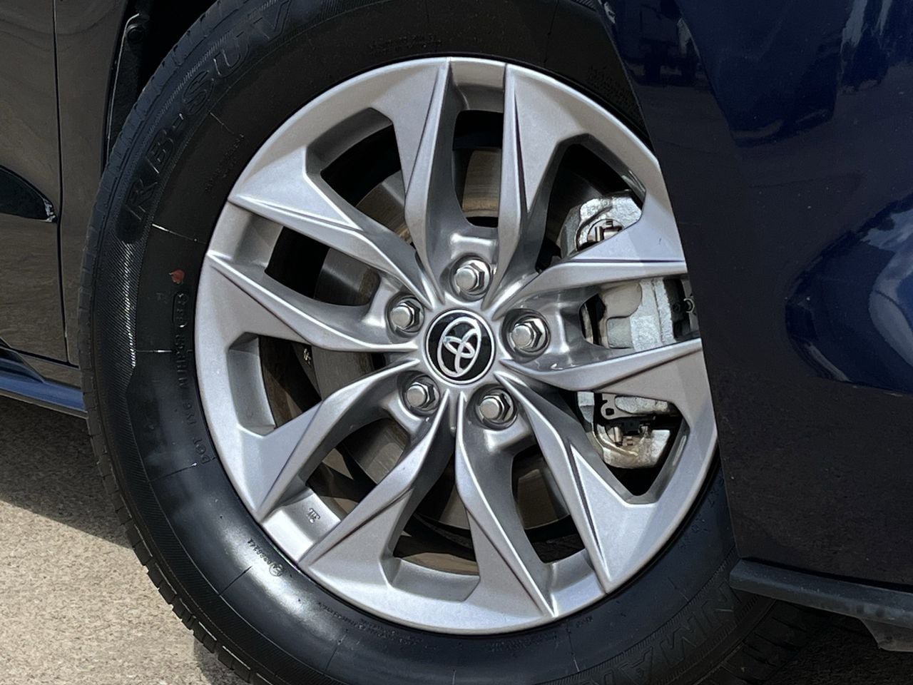 Used 2025 Toyota Sienna XLE FWD image 29