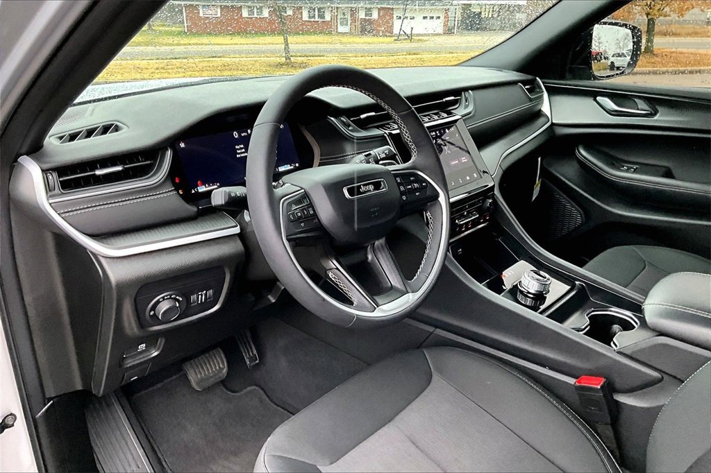 Used 2025 Jeep Grand Cherokee L Laredo w/ Luxury Tech Group I image 13