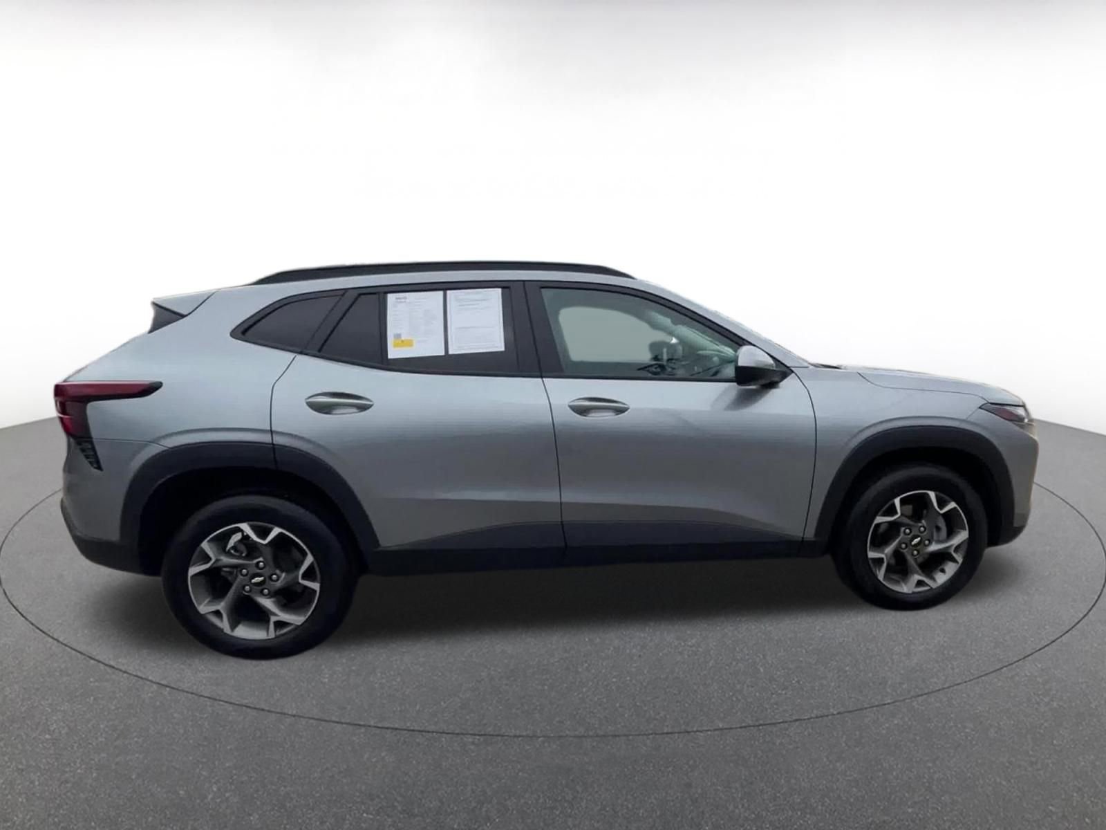 Used 2025 Chevrolet Trax LT FWD image 16