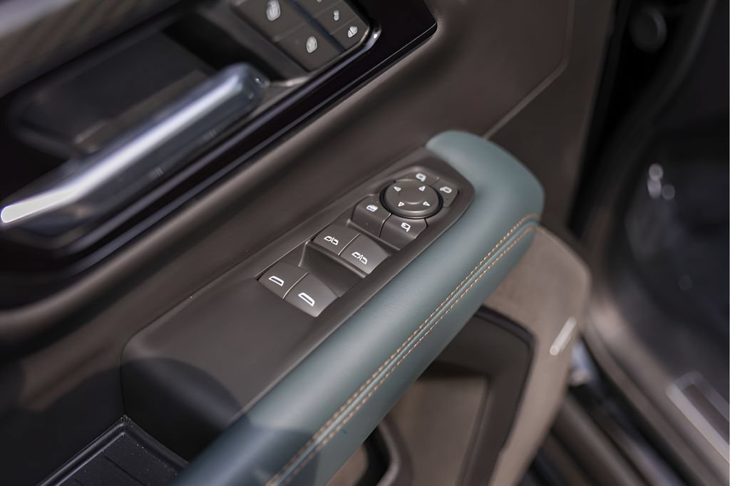 Used 2025 GMC Yukon AT4 w/ AT4 Premium Package AWD/4WD image 23