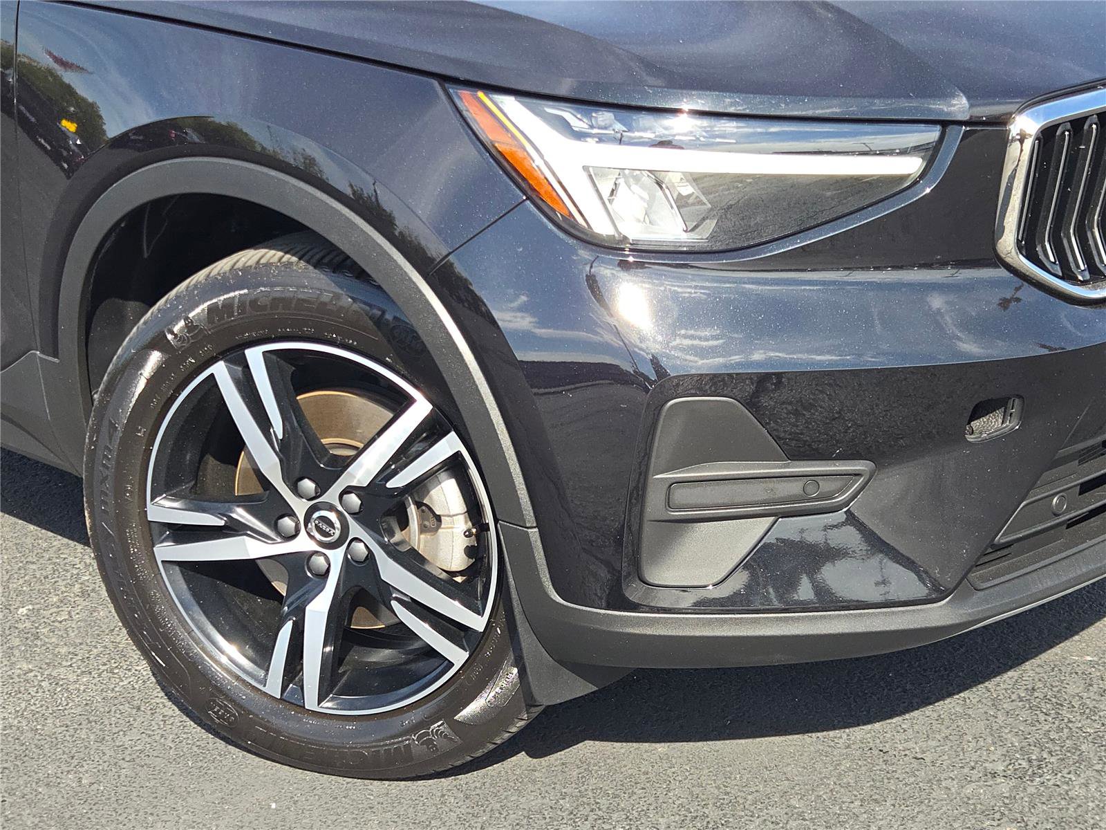 Used 2024 Volvo XC40 B5 Core image 3