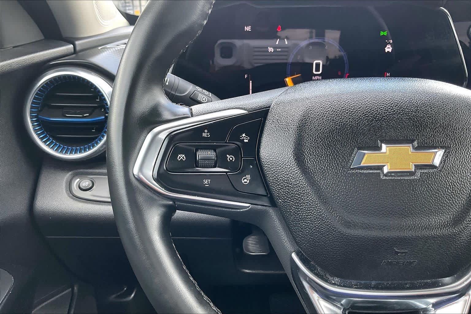 Used 2025 Chevrolet Trax LT w/ LT Convenience Package FWD image 23