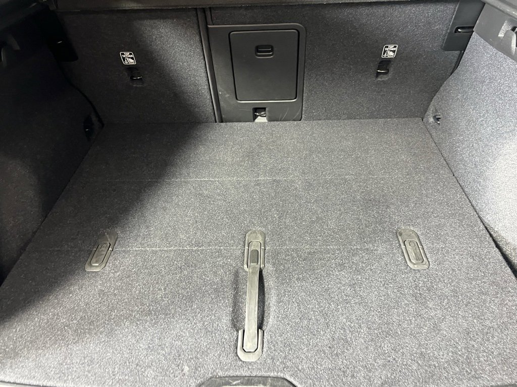 Used 2025 Volvo XC40 B5 Plus image 57