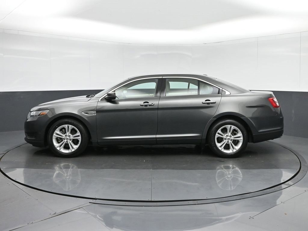 Used 2018 Ford Taurus SE image 4