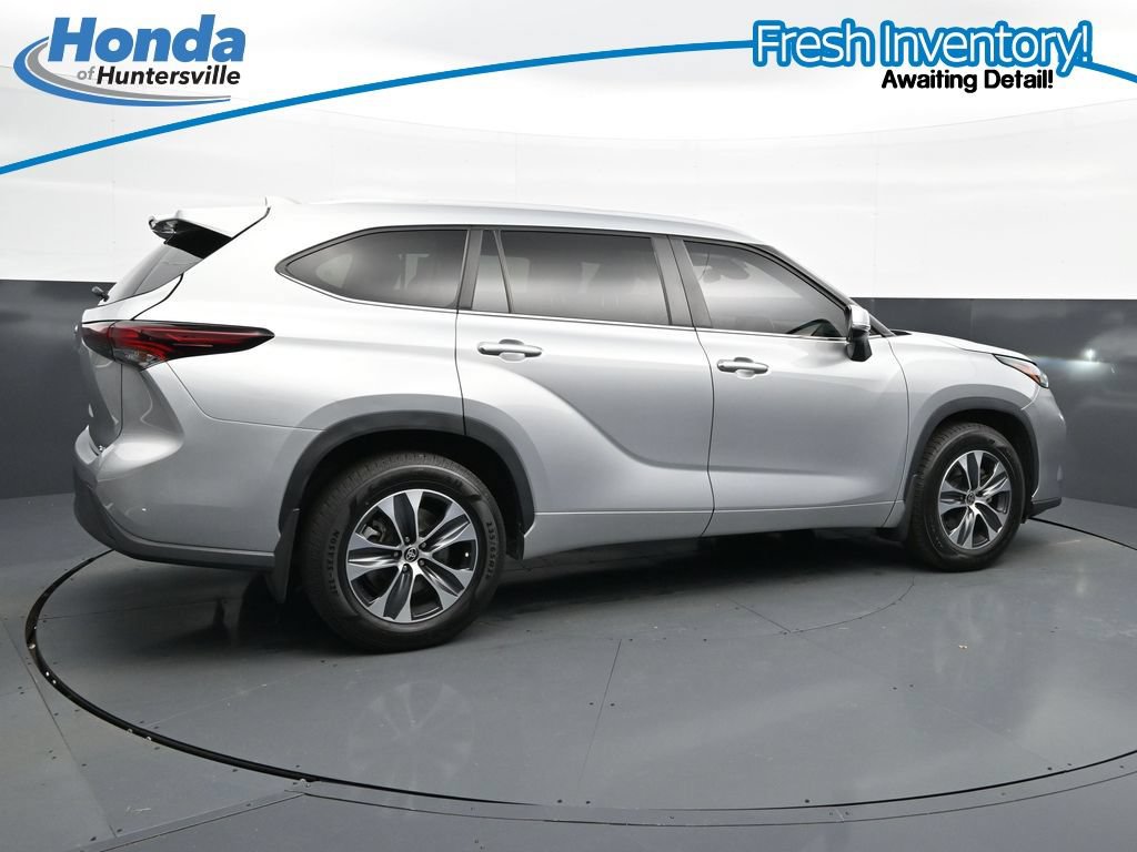 Used 2024 Toyota Highlander XLE FWD image 4
