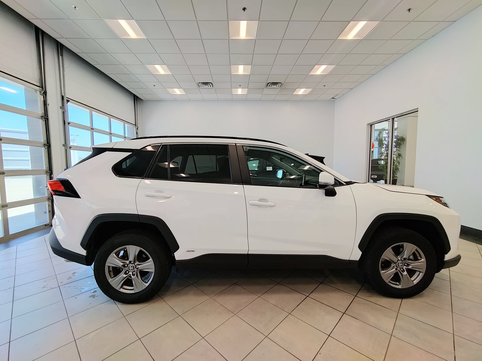 Used 2024 Toyota RAV4 XLE AWD/4WD image 2