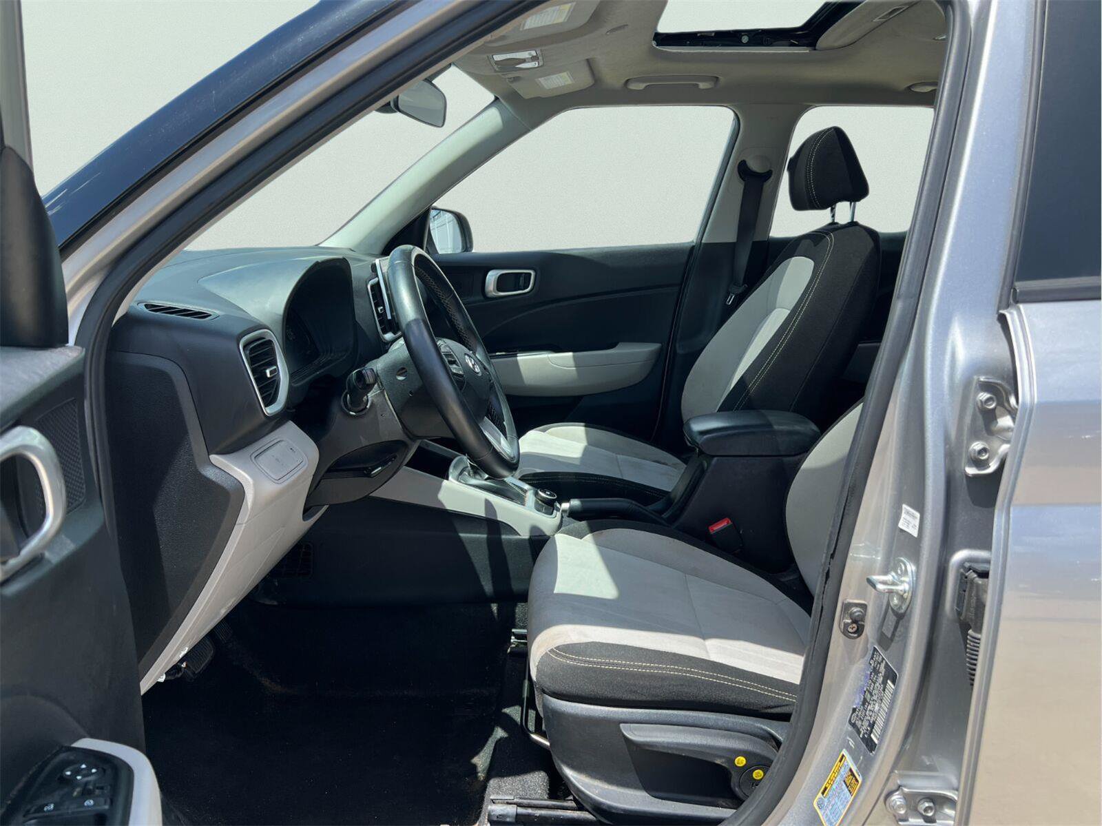 Used 2024 Hyundai Venue SEL FWD image 9