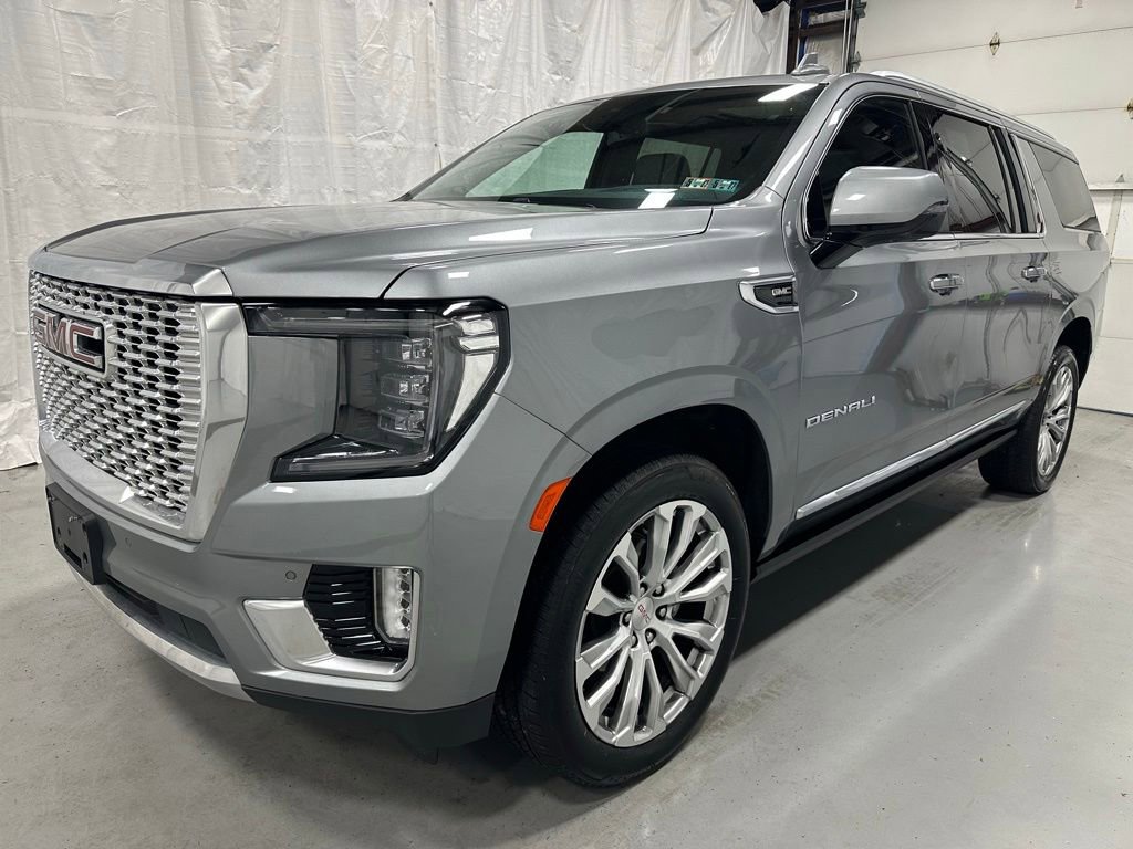 Used 2023 GMC Yukon XL Denali AWD/4WD image 3