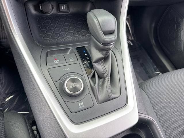 Certified 2019 Toyota RAV4 LE w/ Carpet Mat Package AWD/4WD image 55