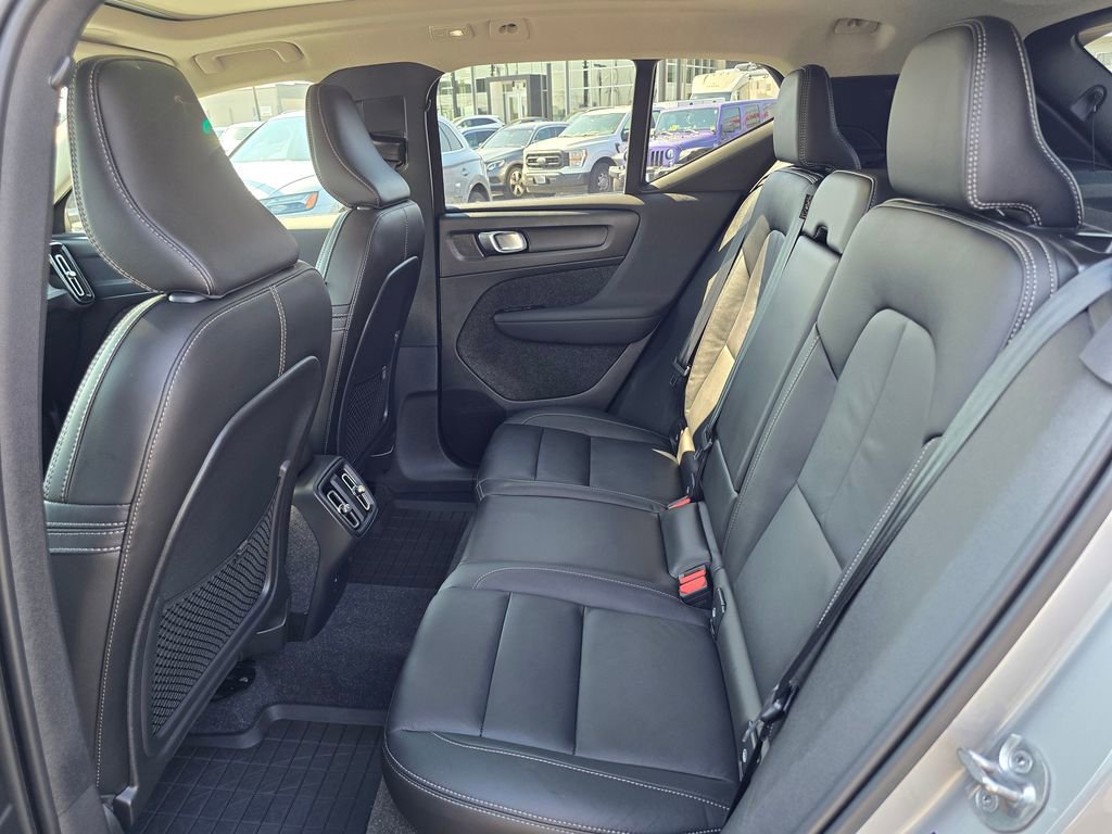 Used 2023 Volvo XC40 B5 Plus image 16