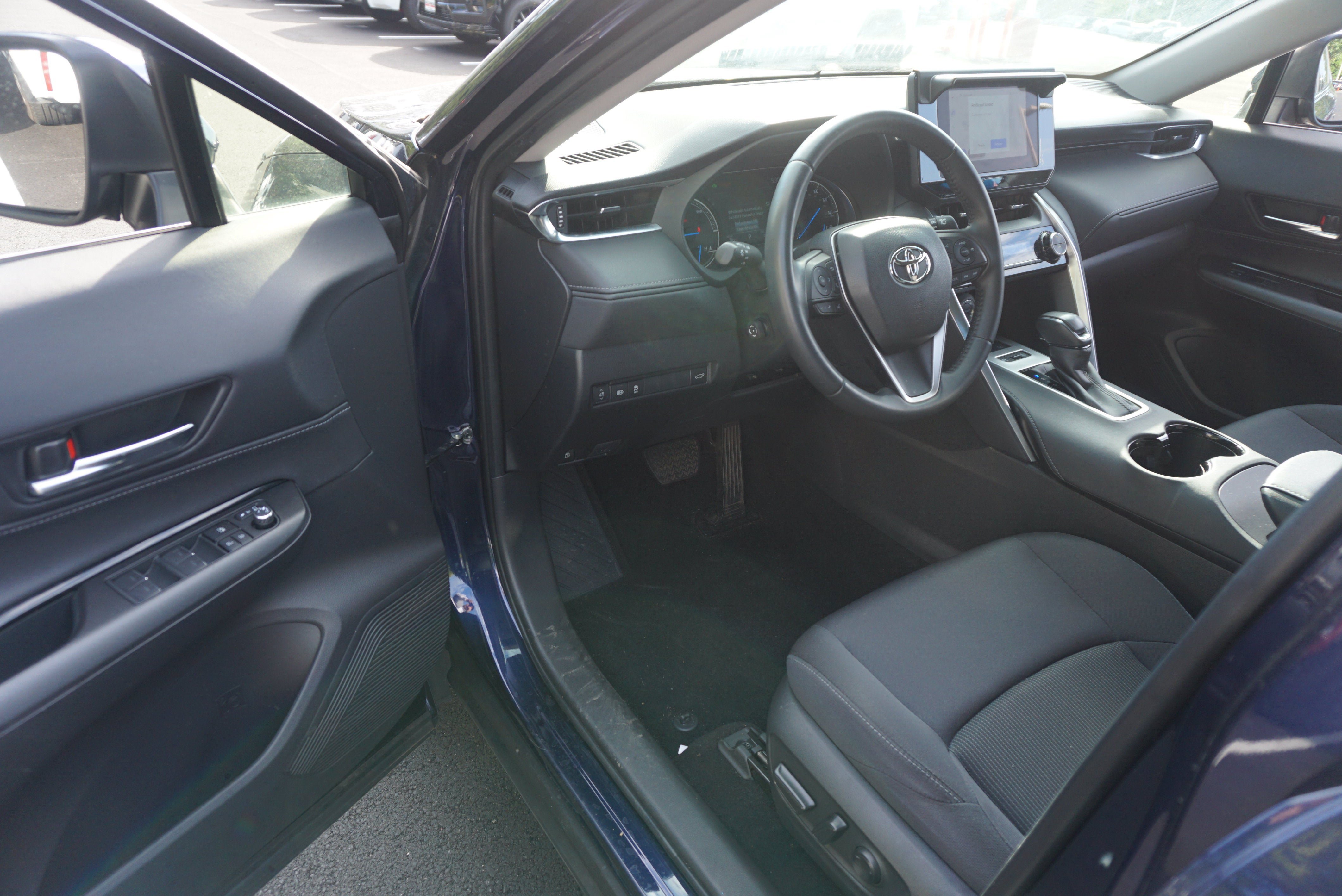 Used 2023 Toyota Venza LE AWD/4WD image 7