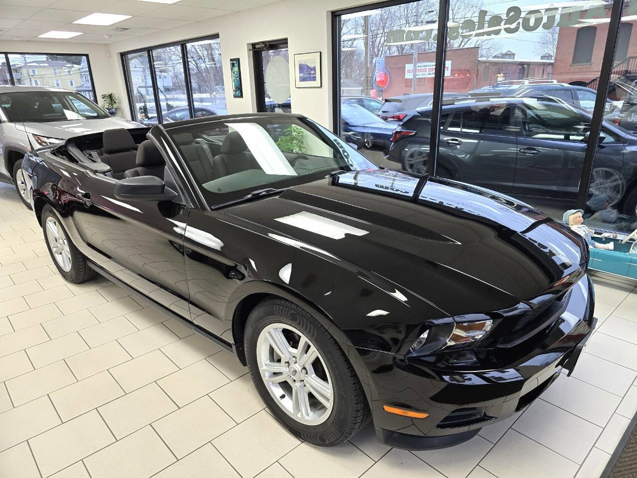 Used 2012 Ford Mustang Convertible image 3
