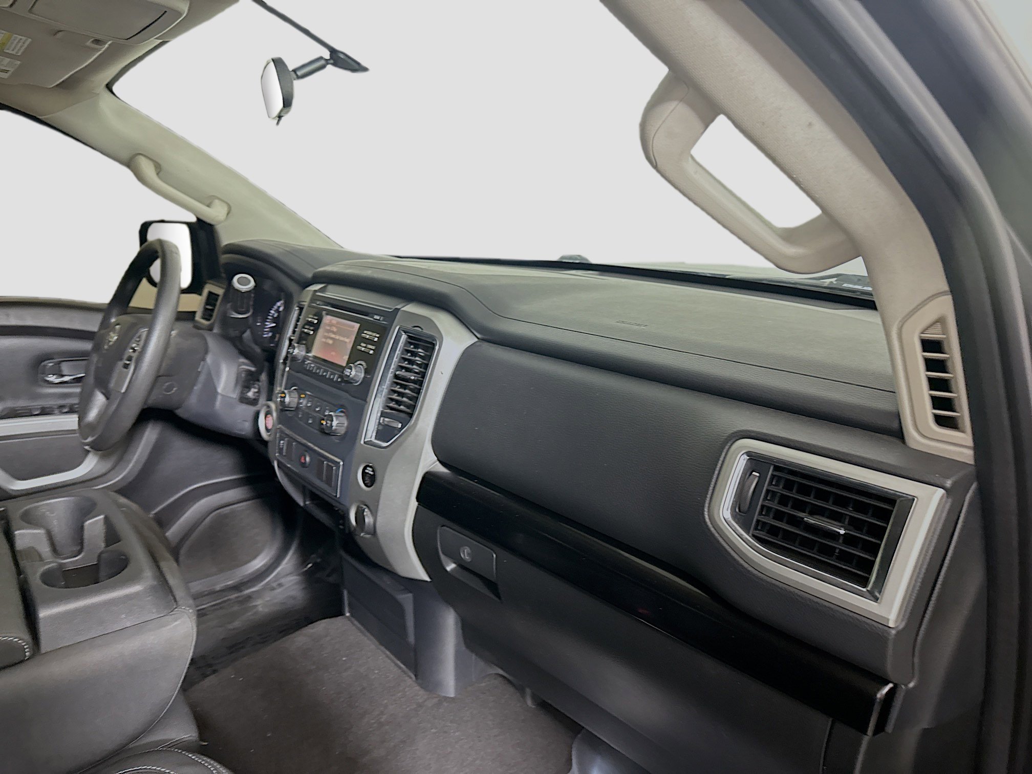 Used 2017 Nissan Titan SV image 29