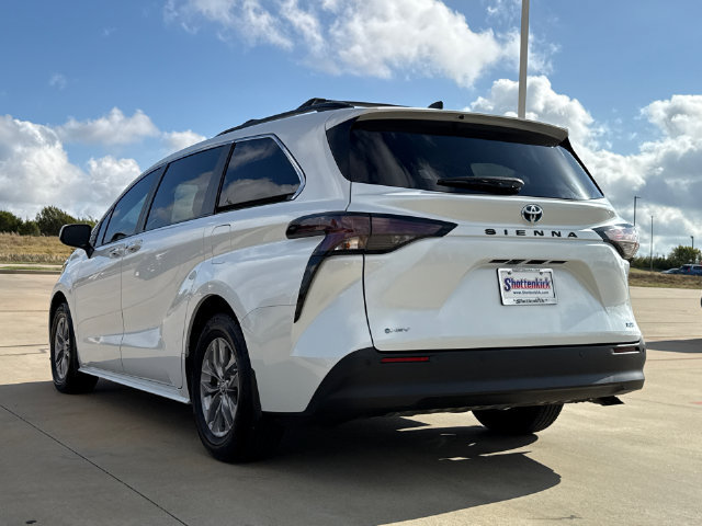 Used 2025 Toyota Sienna XLE FWD image 6