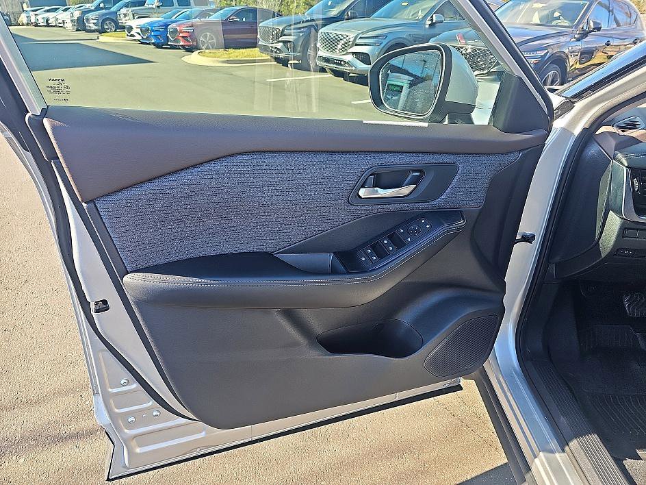 Used 2021 Nissan Rogue SV image 11