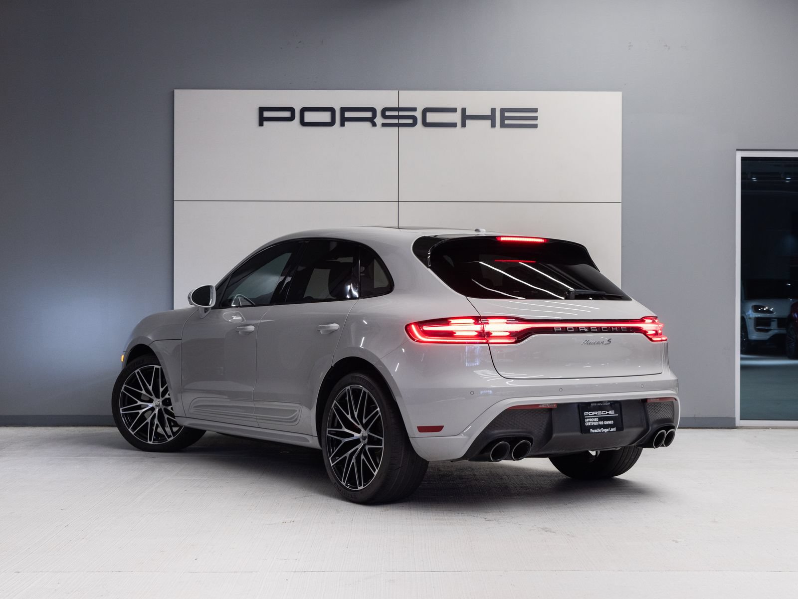 Certified 2023 Porsche Macan S AWD/4WD image 3