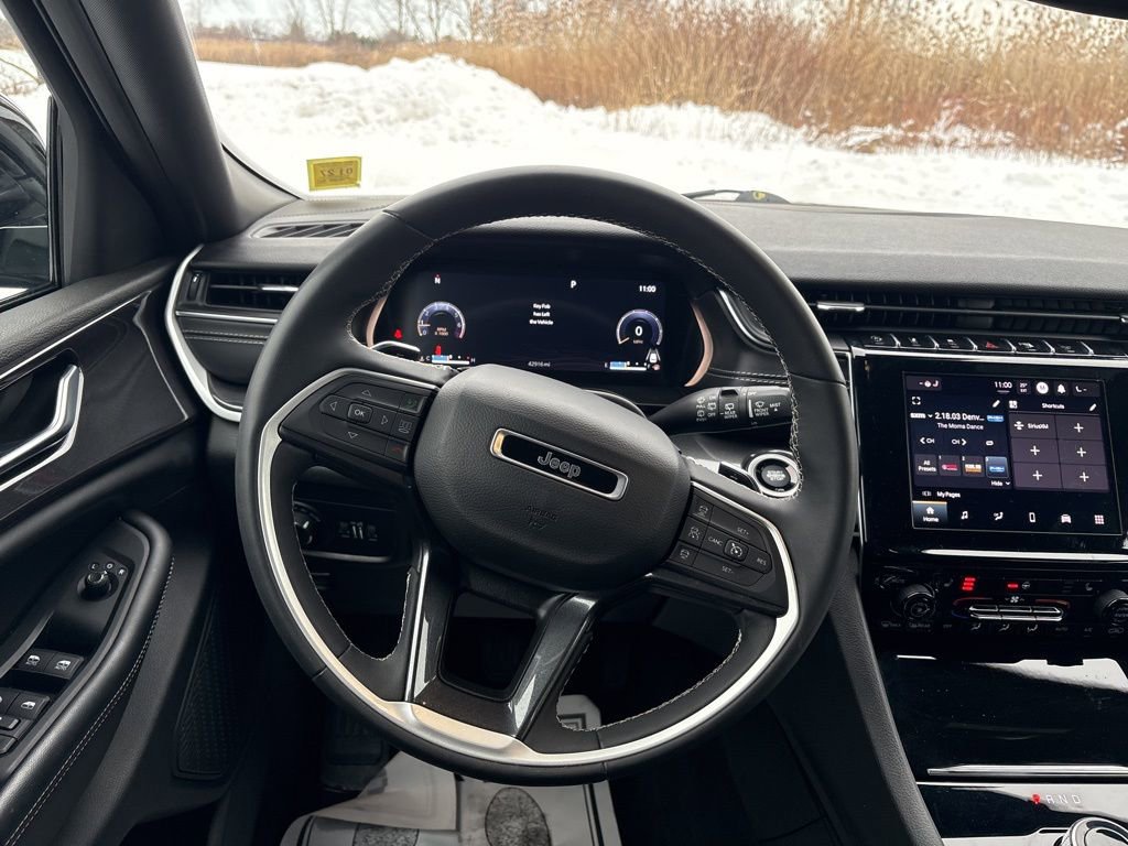 Used 2023 Jeep Grand Cherokee L Laredo image 14