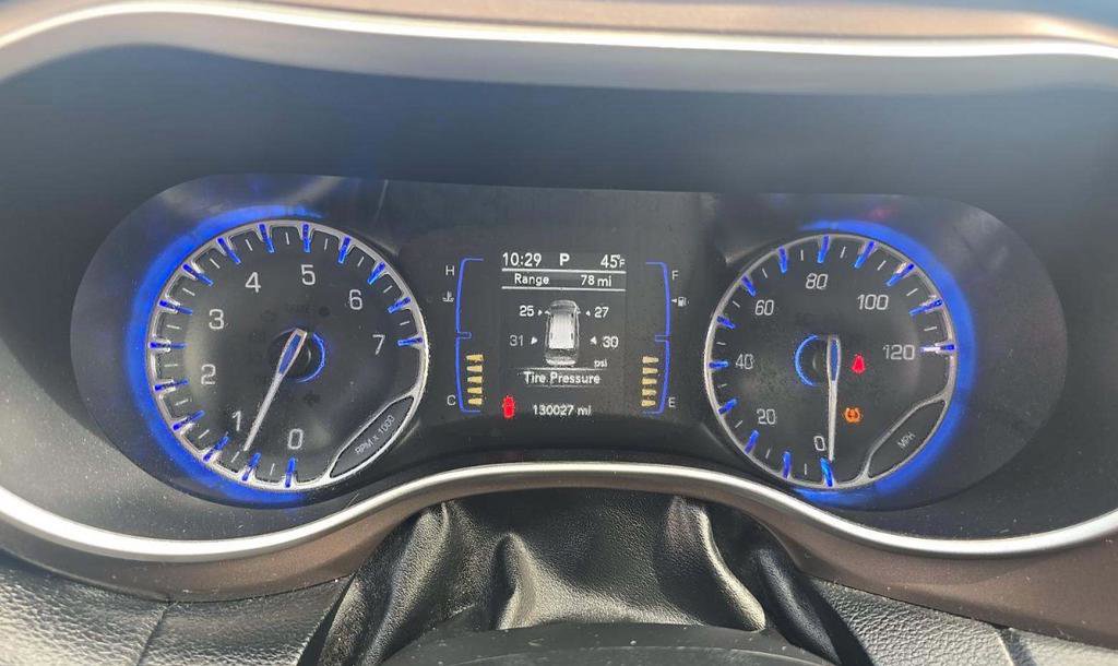 Used 2018 Chrysler Pacifica Touring Plus w/ Tire & Wheel Group FWD image 17