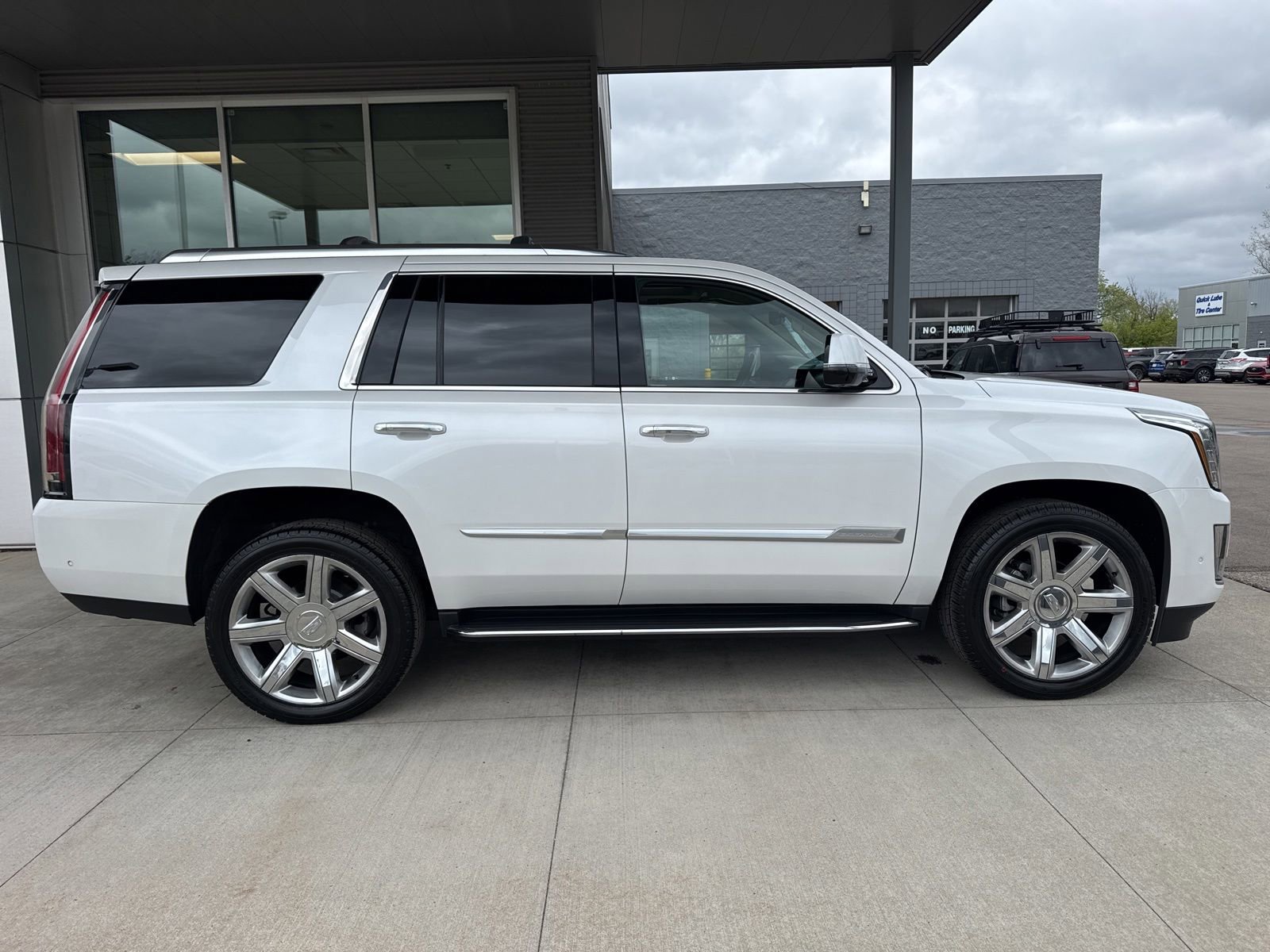 Used 2019 Cadillac Escalade Luxury AWD/4WD image 10