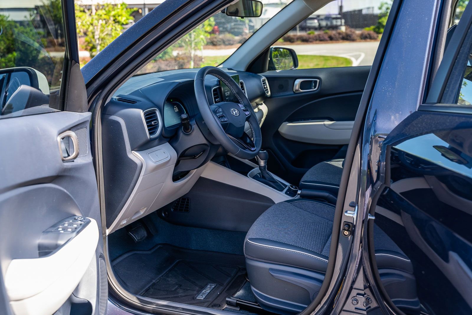 Used 2025 Hyundai Venue Limited FWD image 20