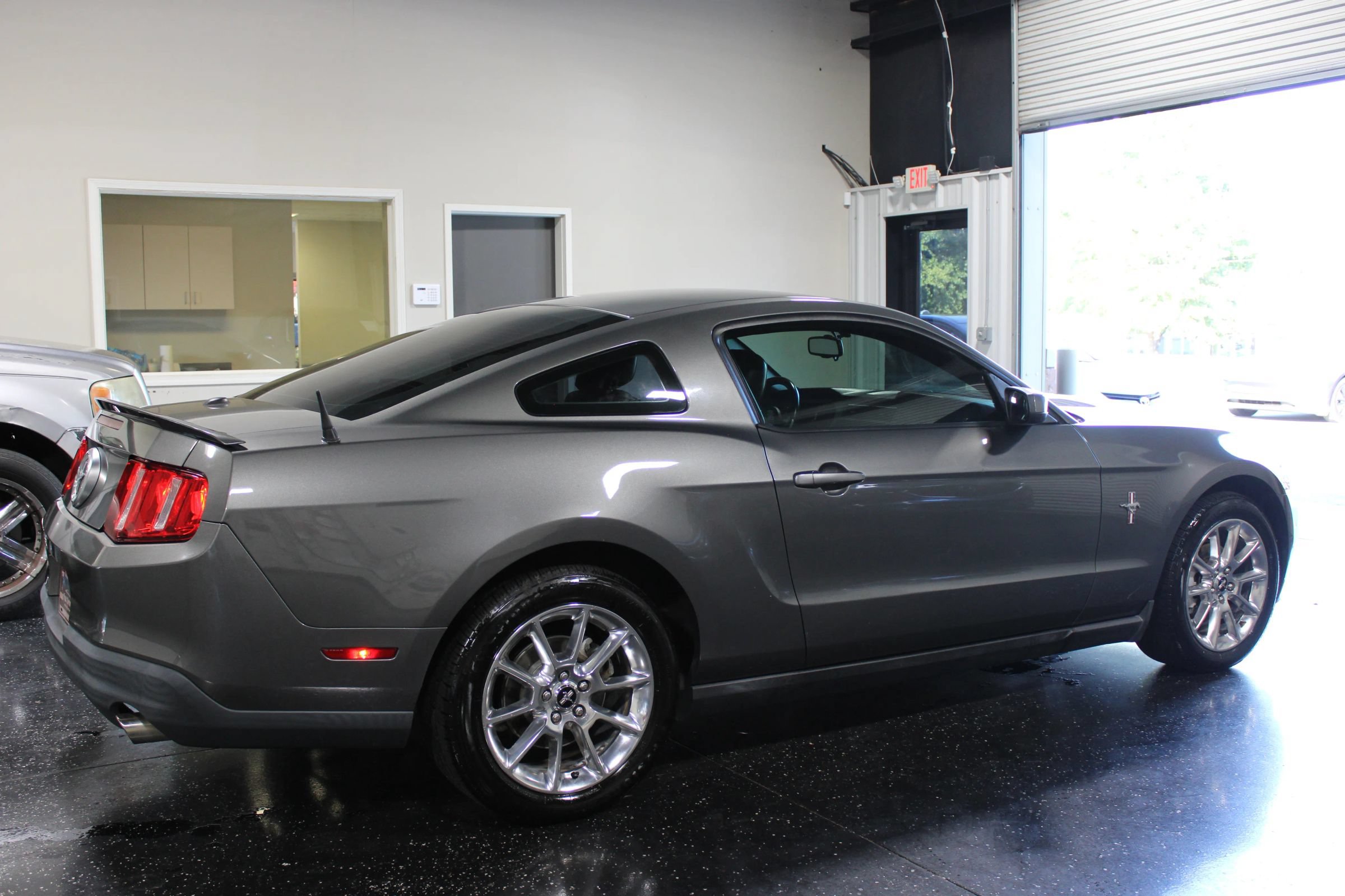 Used 2010 Ford Mustang Coupe RWD image 3