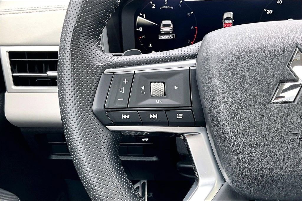 Used 2025 Mitsubishi Outlander SEL FWD image 11