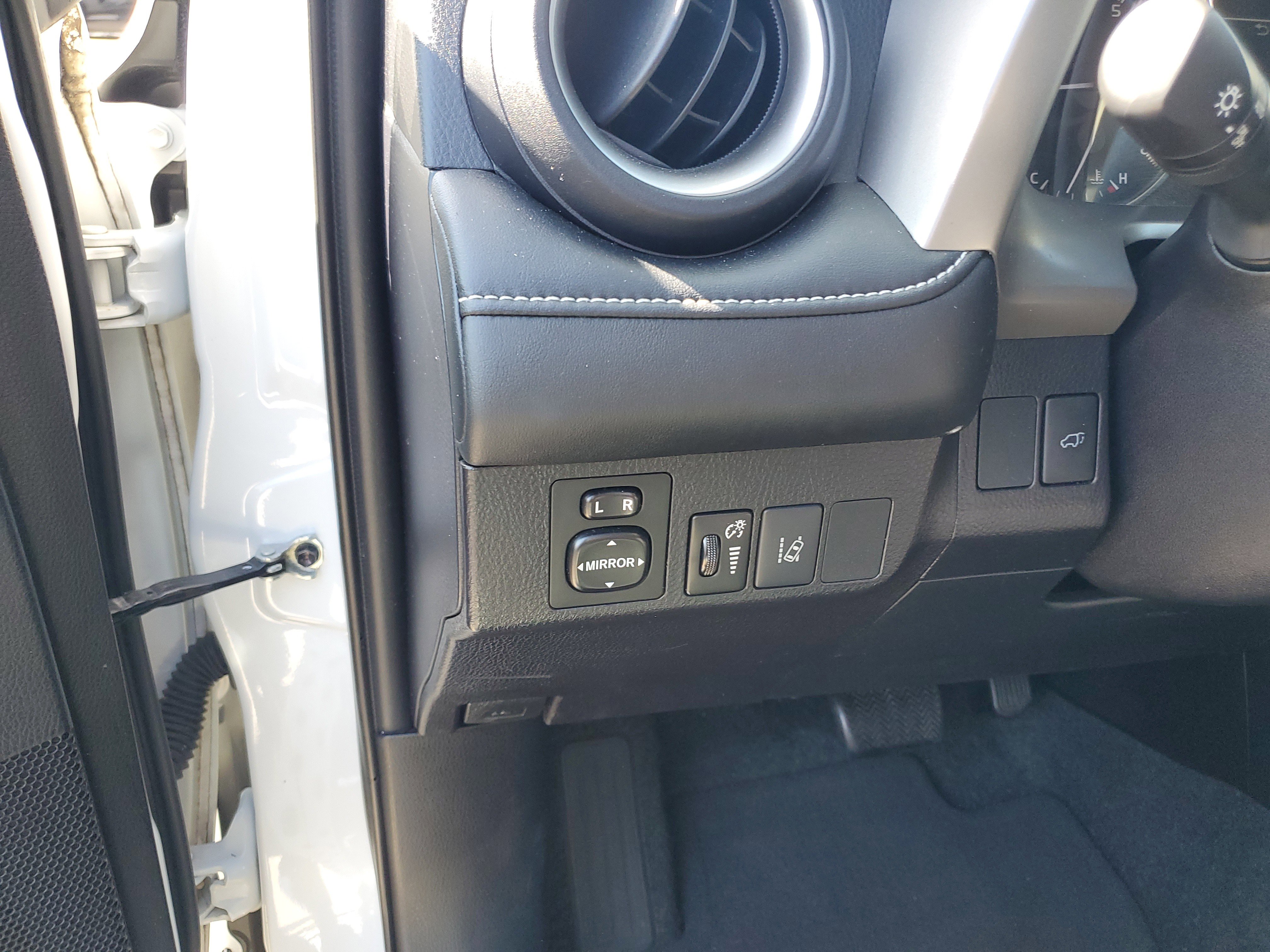 Used 2017 Toyota RAV4 Limited image 18