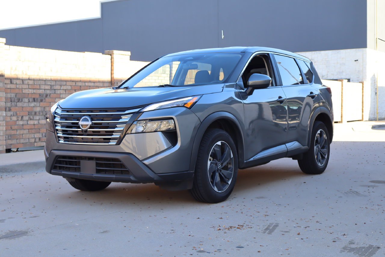 Used 2024 Nissan Rogue SV FWD image 2
