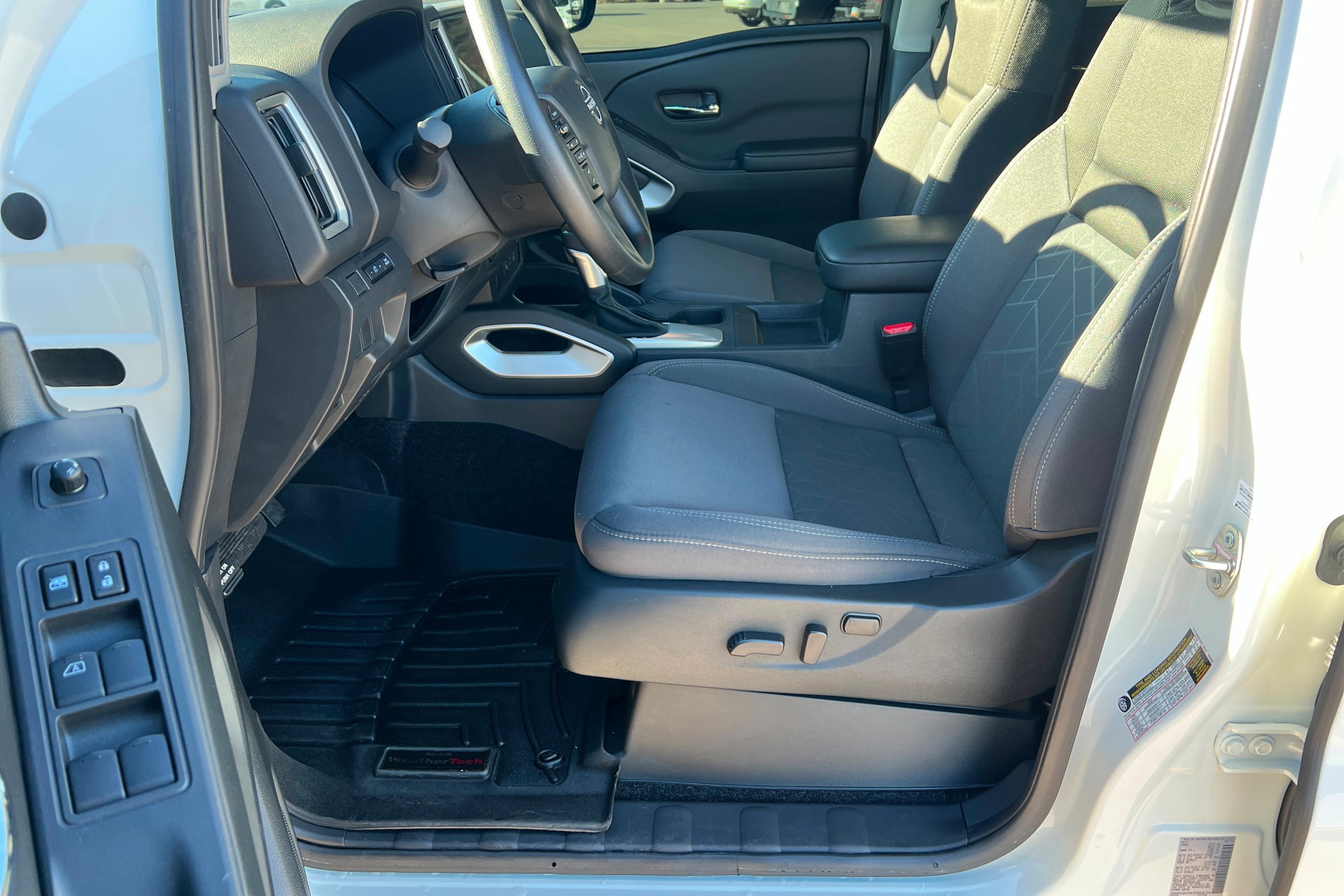 Used 2025 Nissan Frontier SV image 17