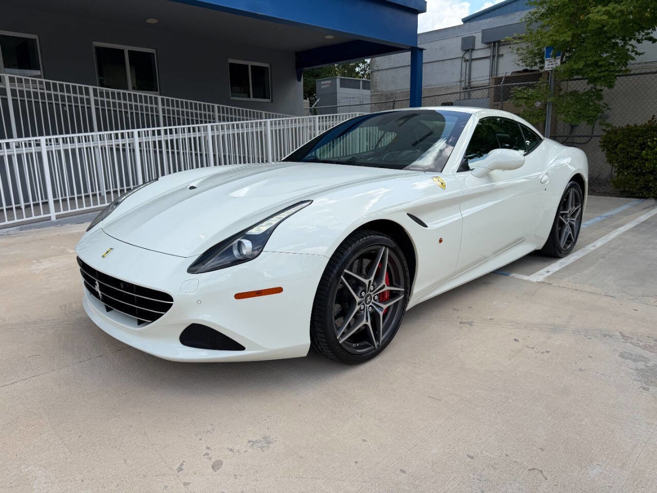 Used 2015 Ferrari California T RWD image 4